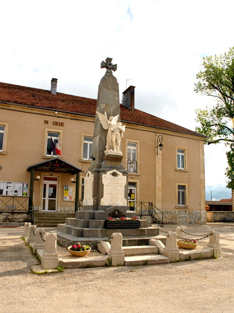 Les_fourgs_monument_aux_morts