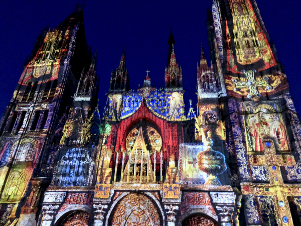 Au spectacle son et lumière d'illuminations de la cathédrale de Rouen ...